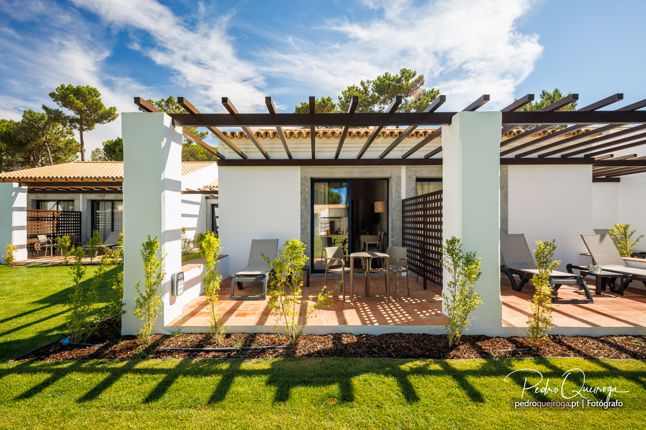 Moradia moderna com pérgola e jardim, perfeita para fotografias de arquitetura contemporânea em Portugal