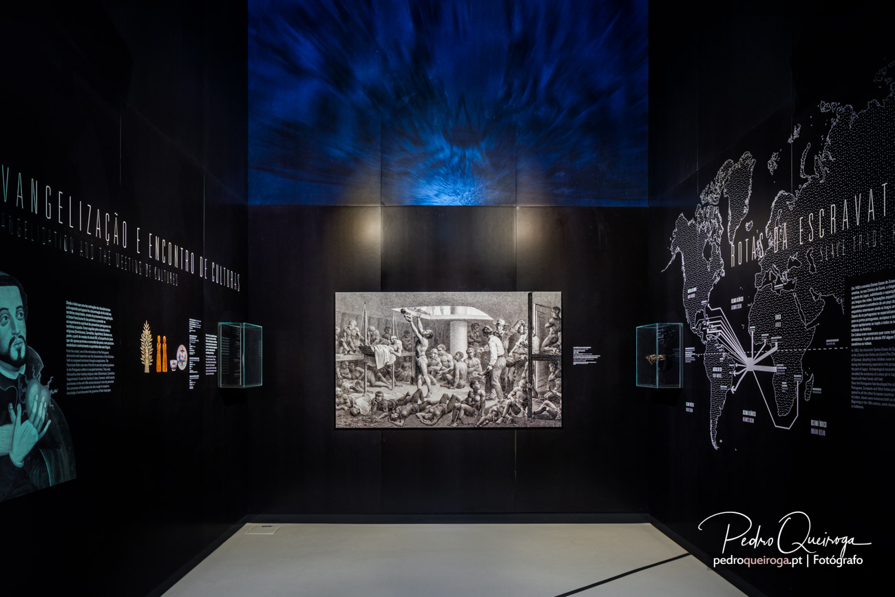 Exposição museológica sobre emigração e rotas da escravatura, ideal para fotografia de interiores de hotéis e espaços culturais