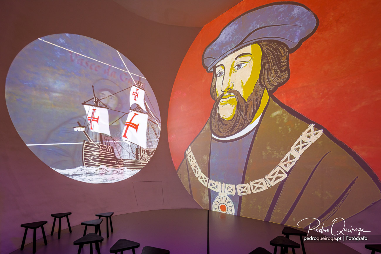 Mural com navegador português e caravela projetado em parede de espaço cultural no Algarve