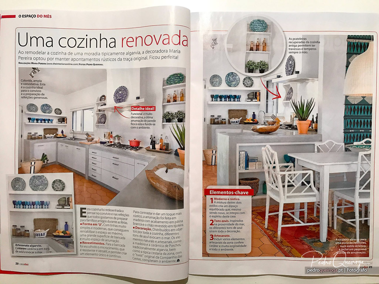 Dupla página de revista mostrando cozinha renovada em tons claros com prateleiras decoradas e artigos sobre decoração rústica moderna