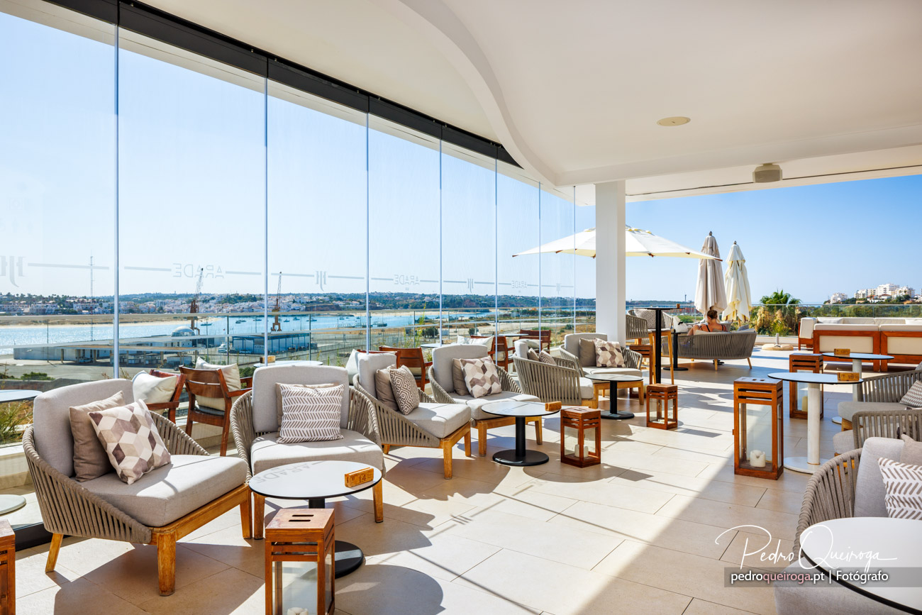 Terraço moderno com vista panorâmica sobre a ria, mobiliário elegante e luz natural — fotografia de interiores