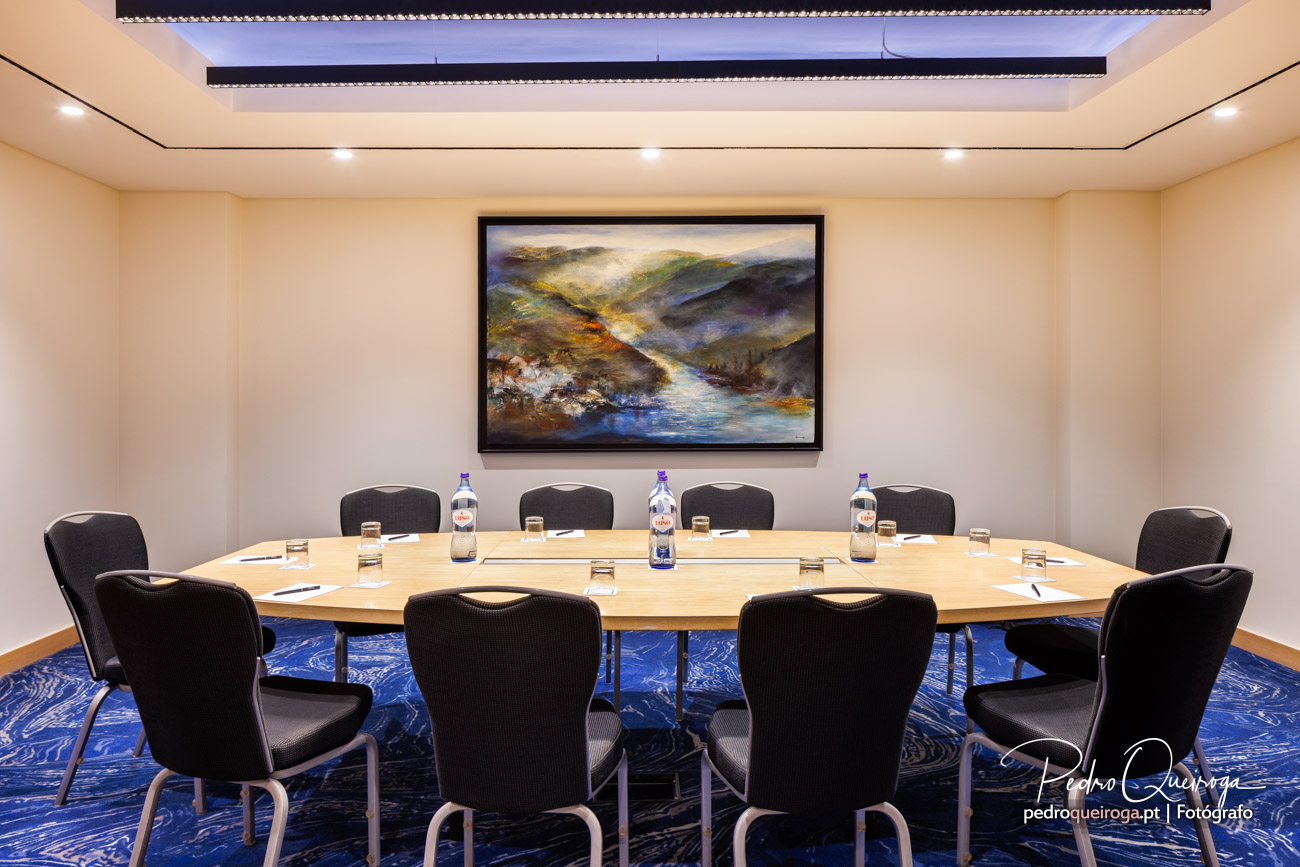 Mesa ovalada con cuadro en la pared