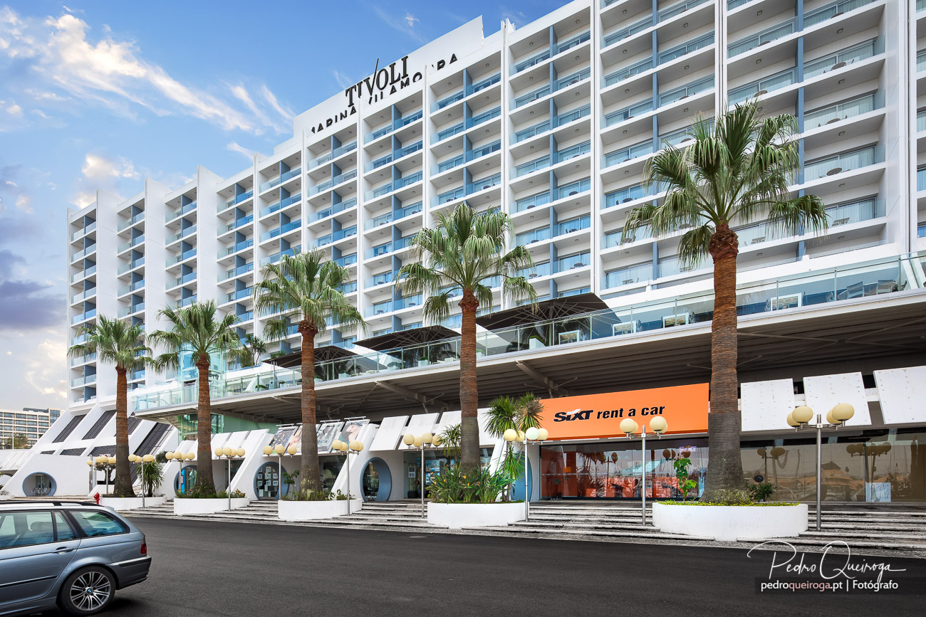 Fachada moderna e exterior das instalações comerciais da rent a car Sixt