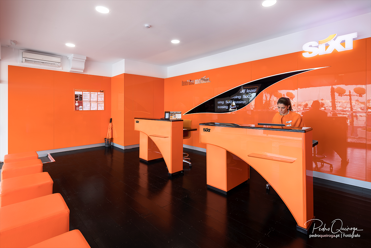 Balcão de atendimento cor-de-laranja, com (e sem) recepcionista