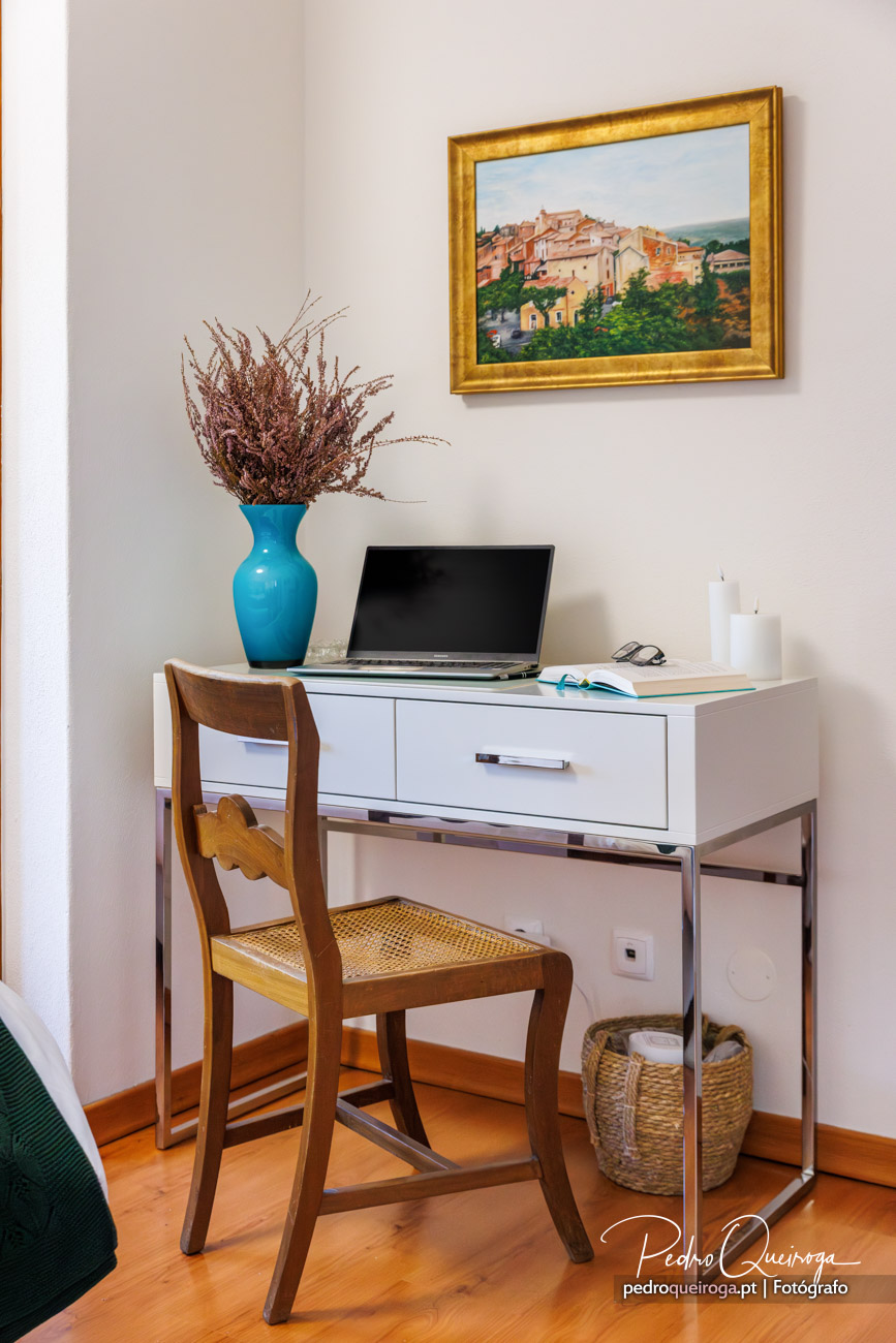 Detalhe de decoração de interiores com peças de design contemporâneo e texturas ricas