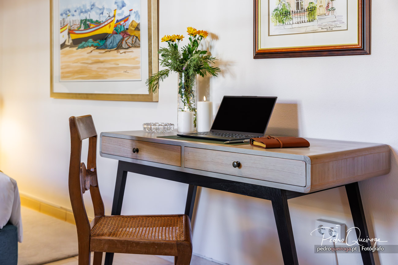 Secretária com laptop