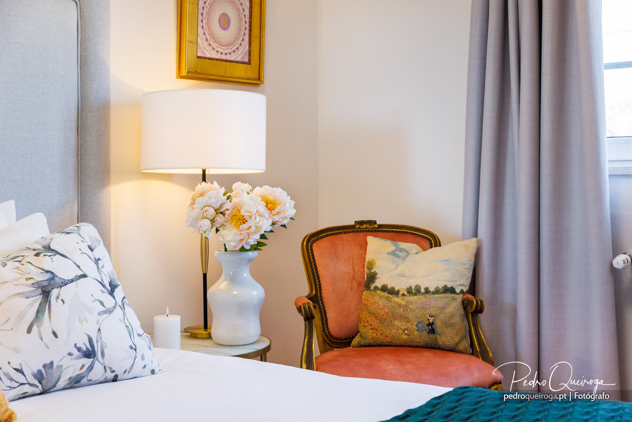 Candeeiro e vaso na cabeceira da cama