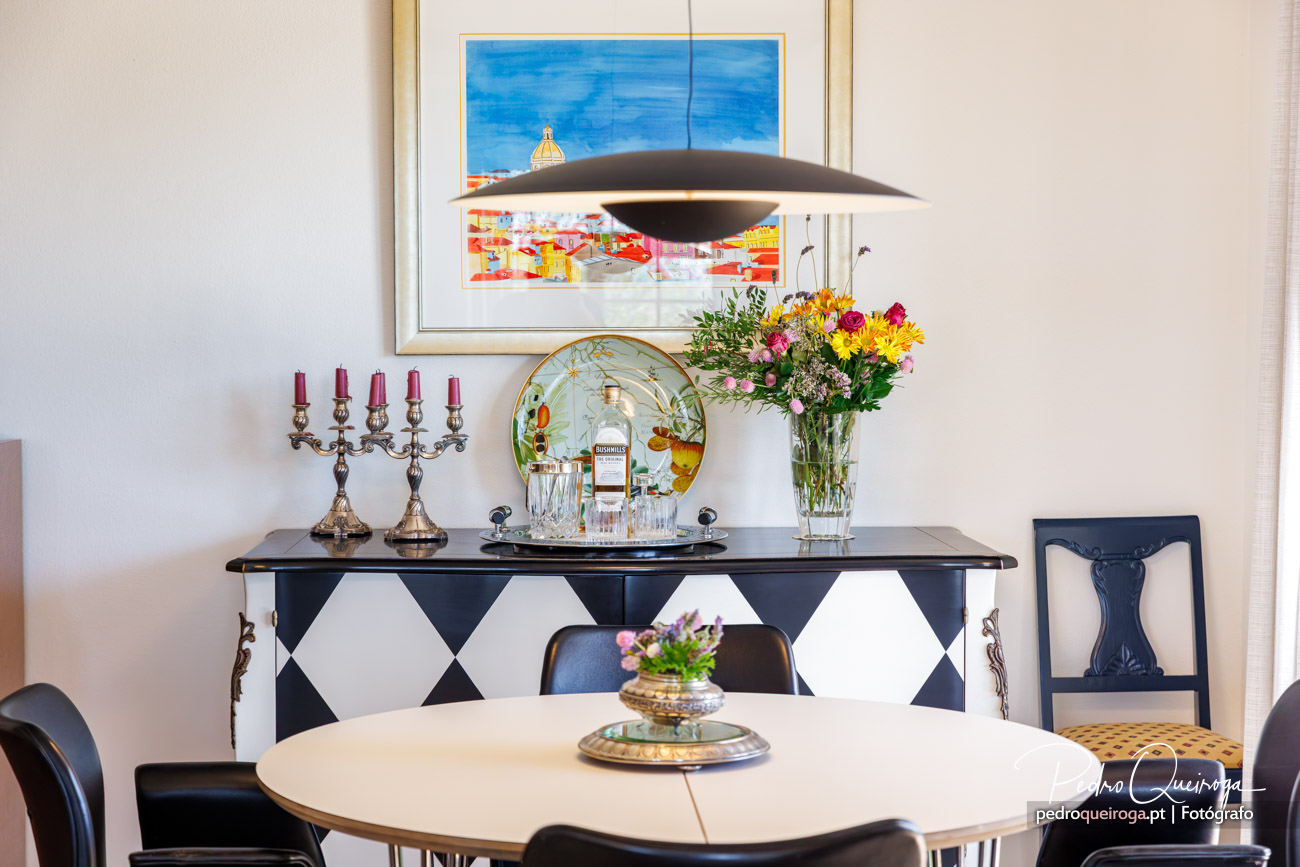 Consola da sala com garrafa de bebida