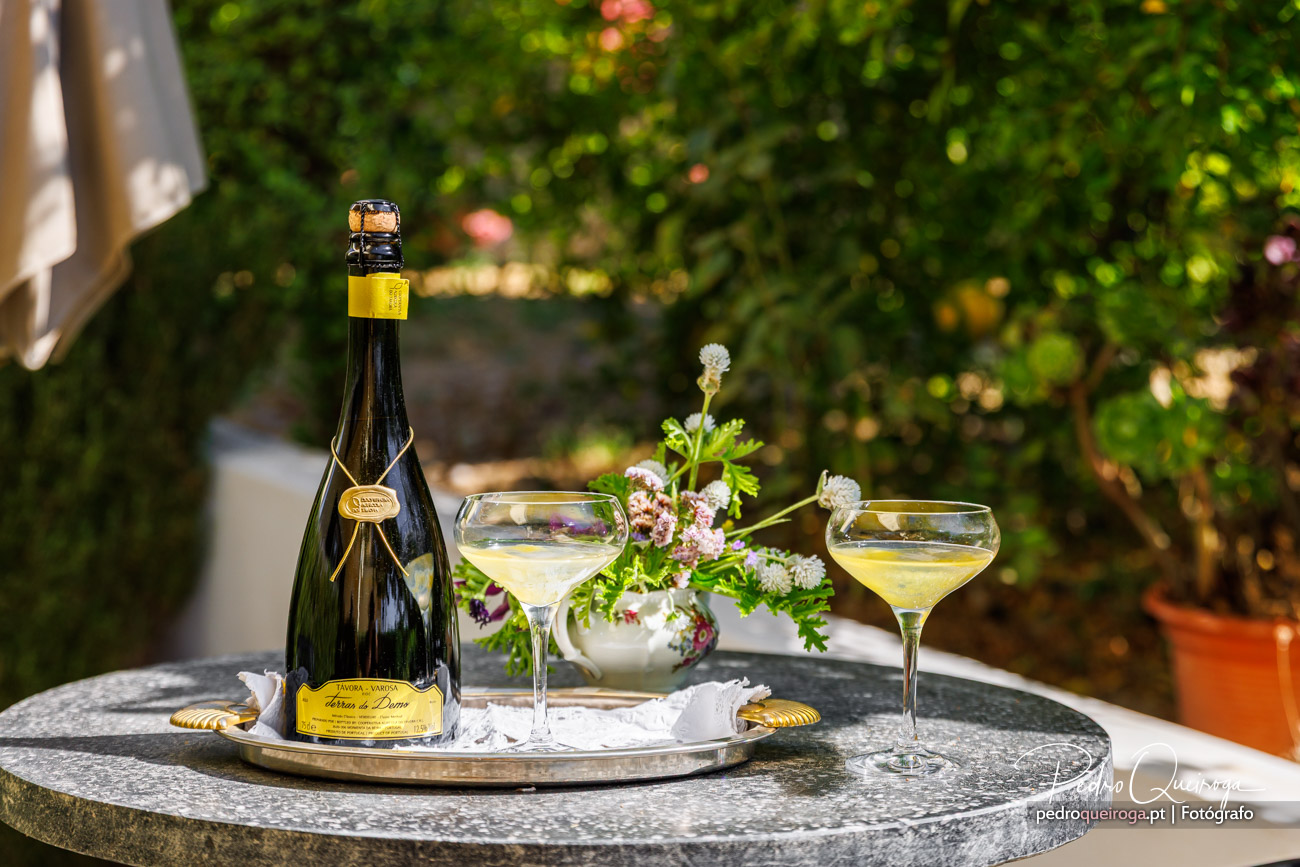 Fotografia do detalhe da decoração da mesa exterior