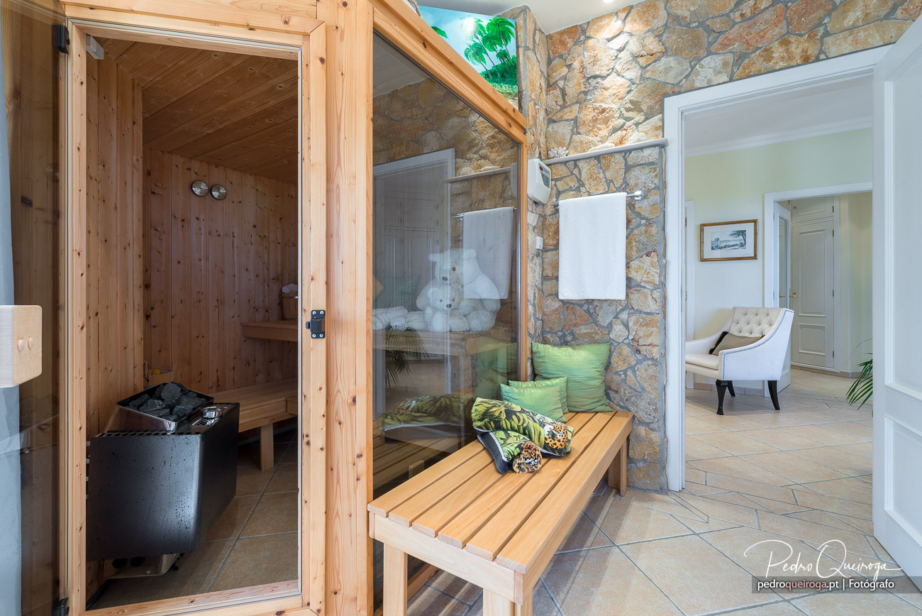 Sauna em madeira e spa com parede em pedra natural, captados por Pedro Queiroga para turismo de luxo