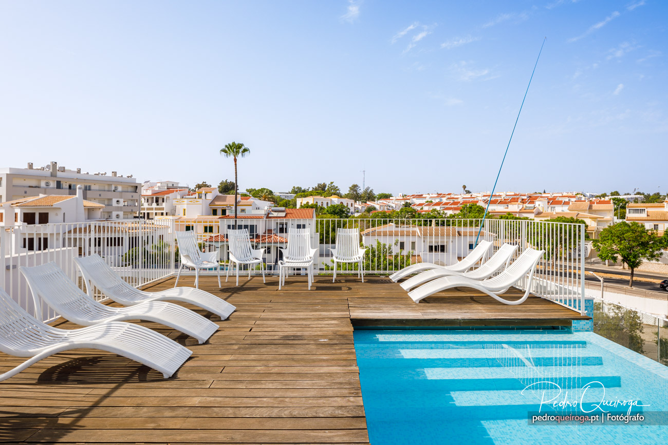 piscina no terraço, com espreguiçadeiras