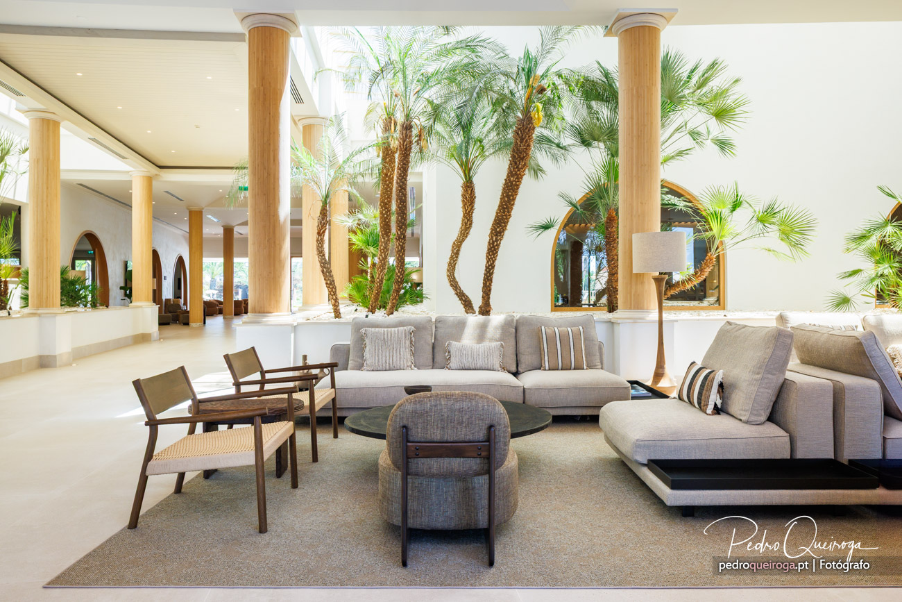 Zona de estar junto à recepção do hotel
