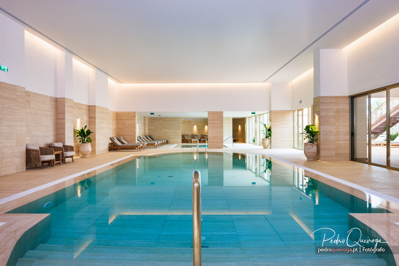 Perspectiva da piscina interior do hotel