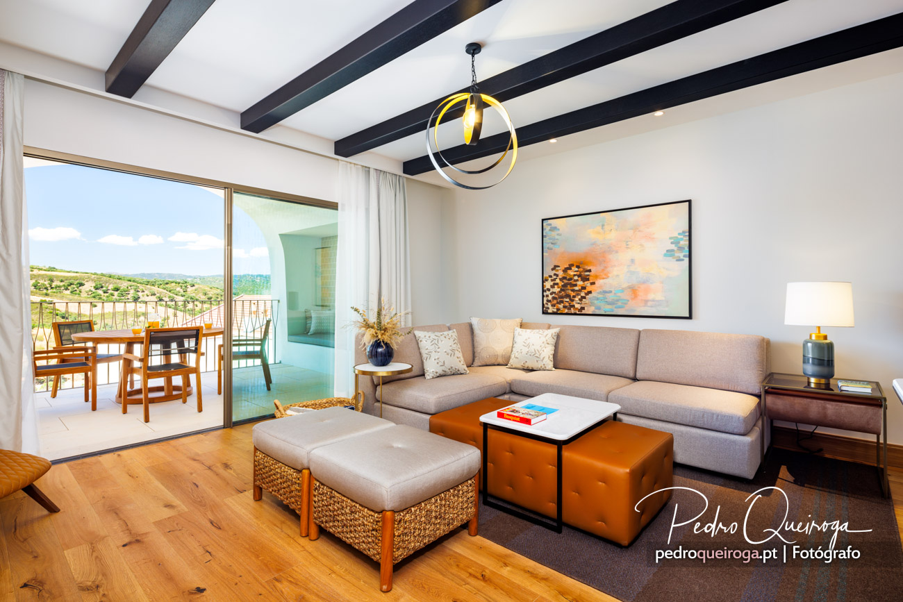 Ampla sala com vista para o cerro