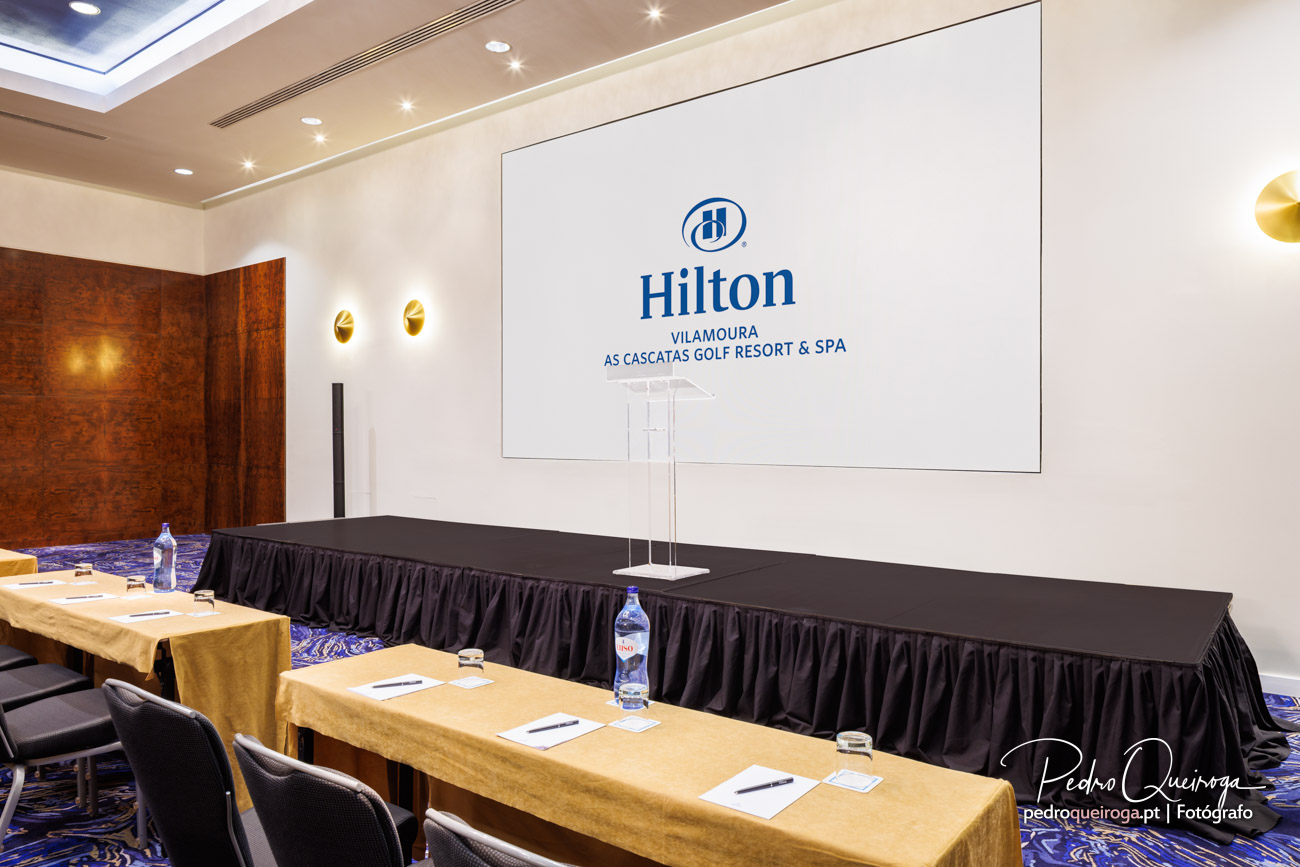 Palco da sala de reuniões com púlpito