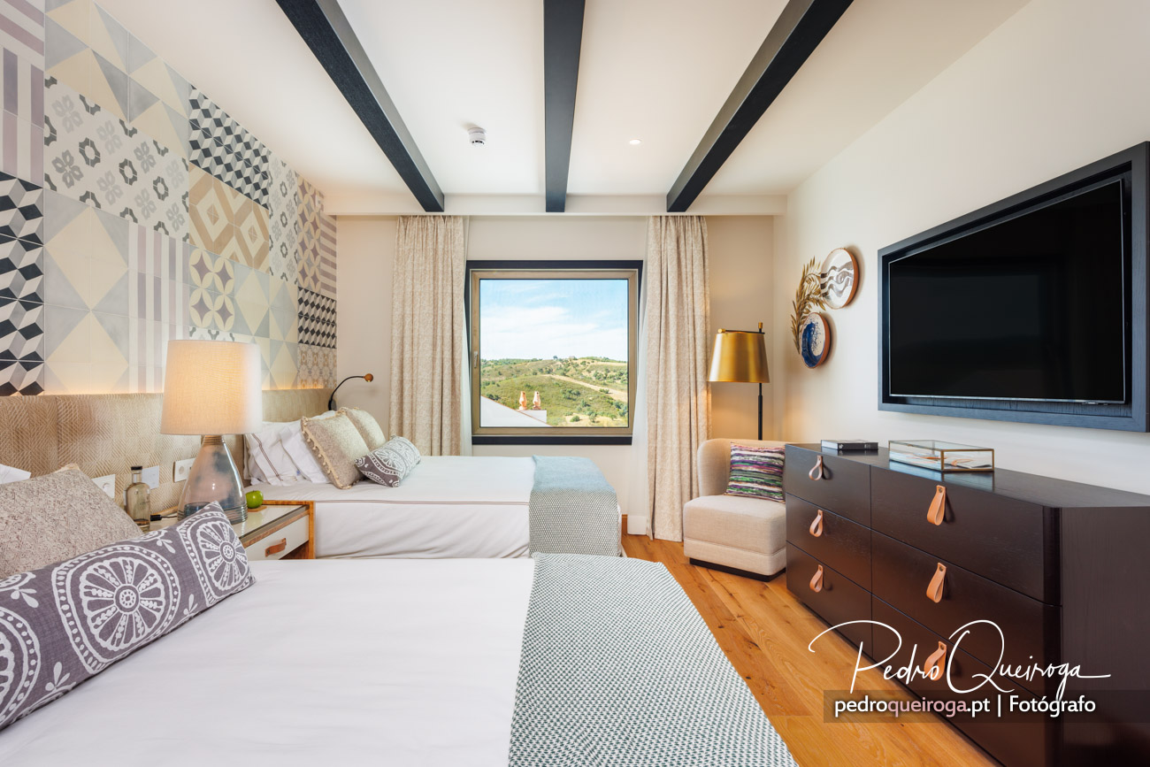 Quarto grande com 2 camas e TV