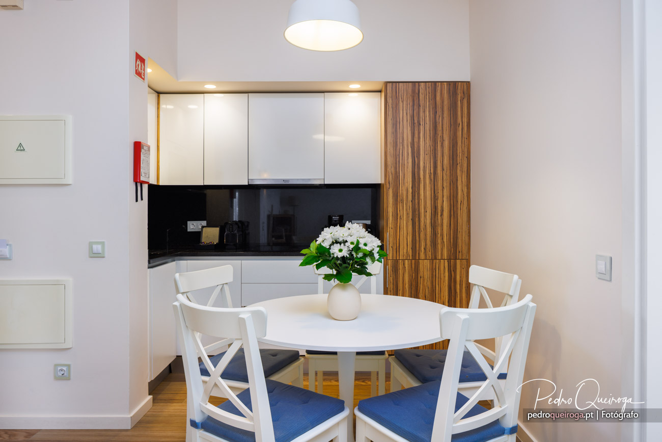 Mesa de jantar decorada com flores