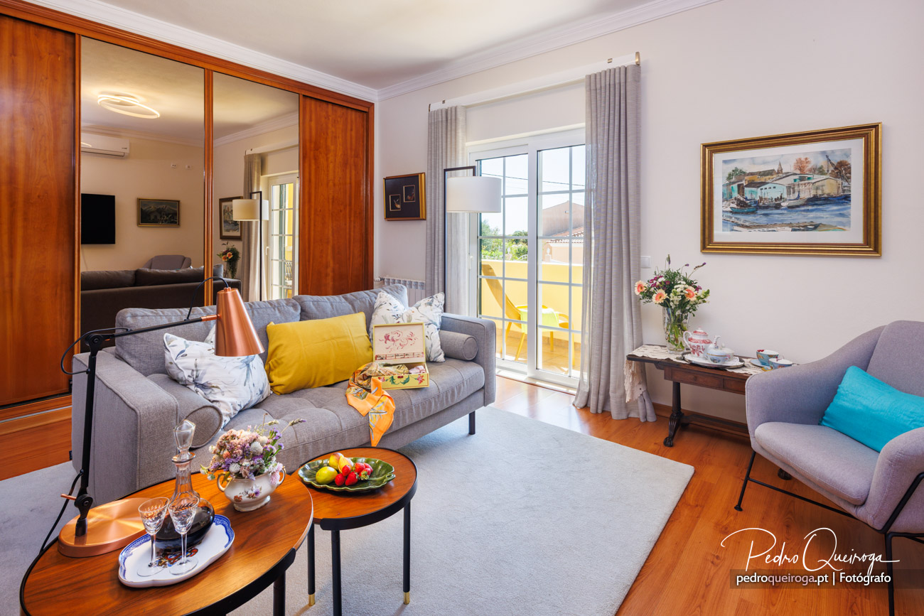 Sala de estar com sofá decorado