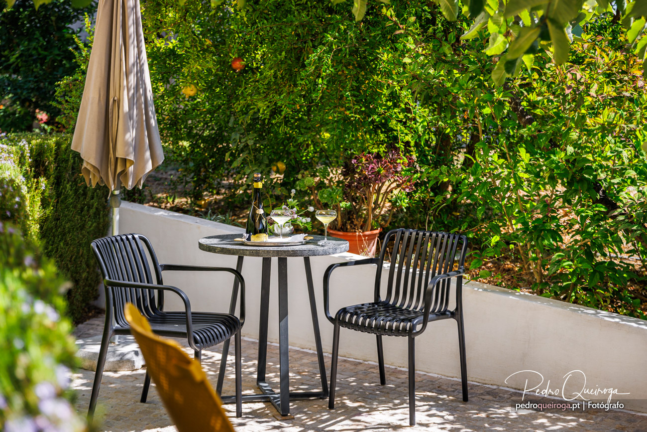 Fotógrafo de Decoração - Zona exterior com mesa e copos de vinho