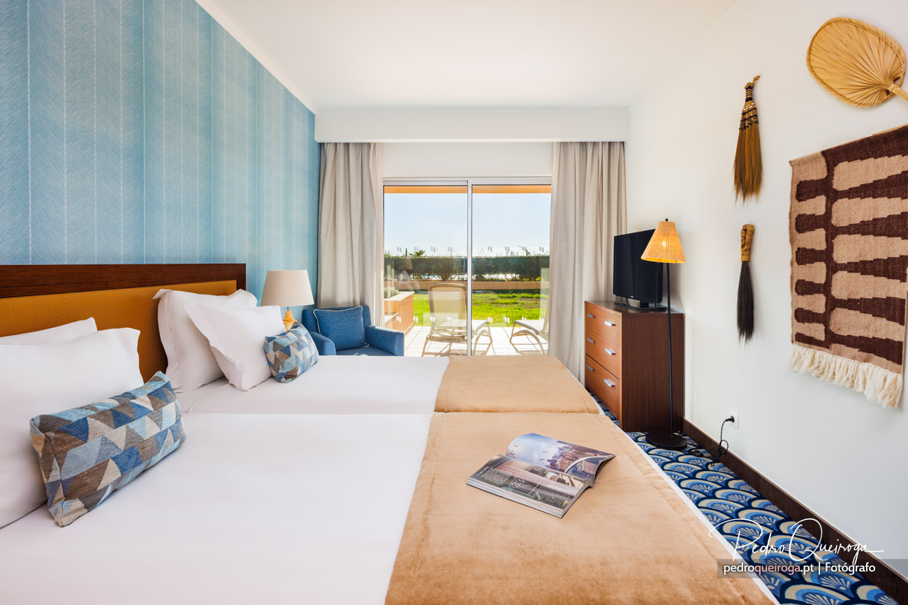 Quarto duplo com parede decorada - Fotógrafo de Hotéis