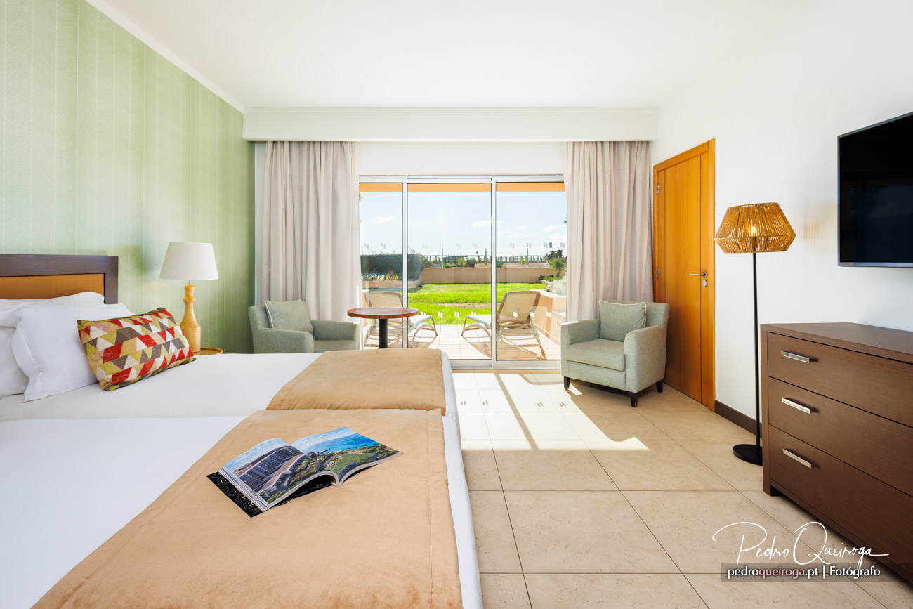 Fotografia de um grande quarto de Hotel com terraço