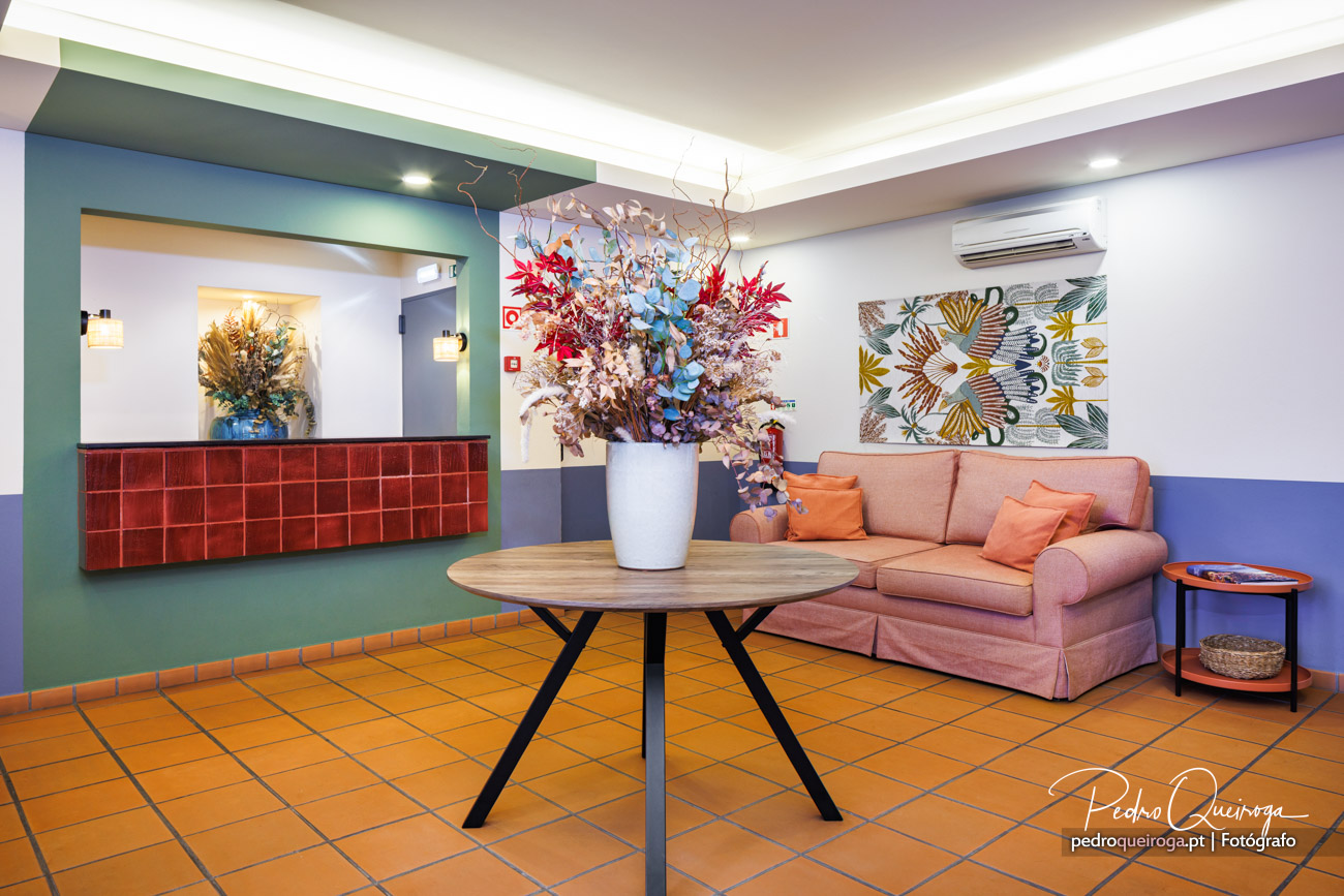 Fotógrafo de Hotéis - Recepção com decoração e sofá