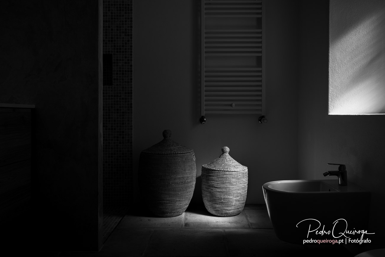 Fotografia a preto e branco da decoração da casa de banho