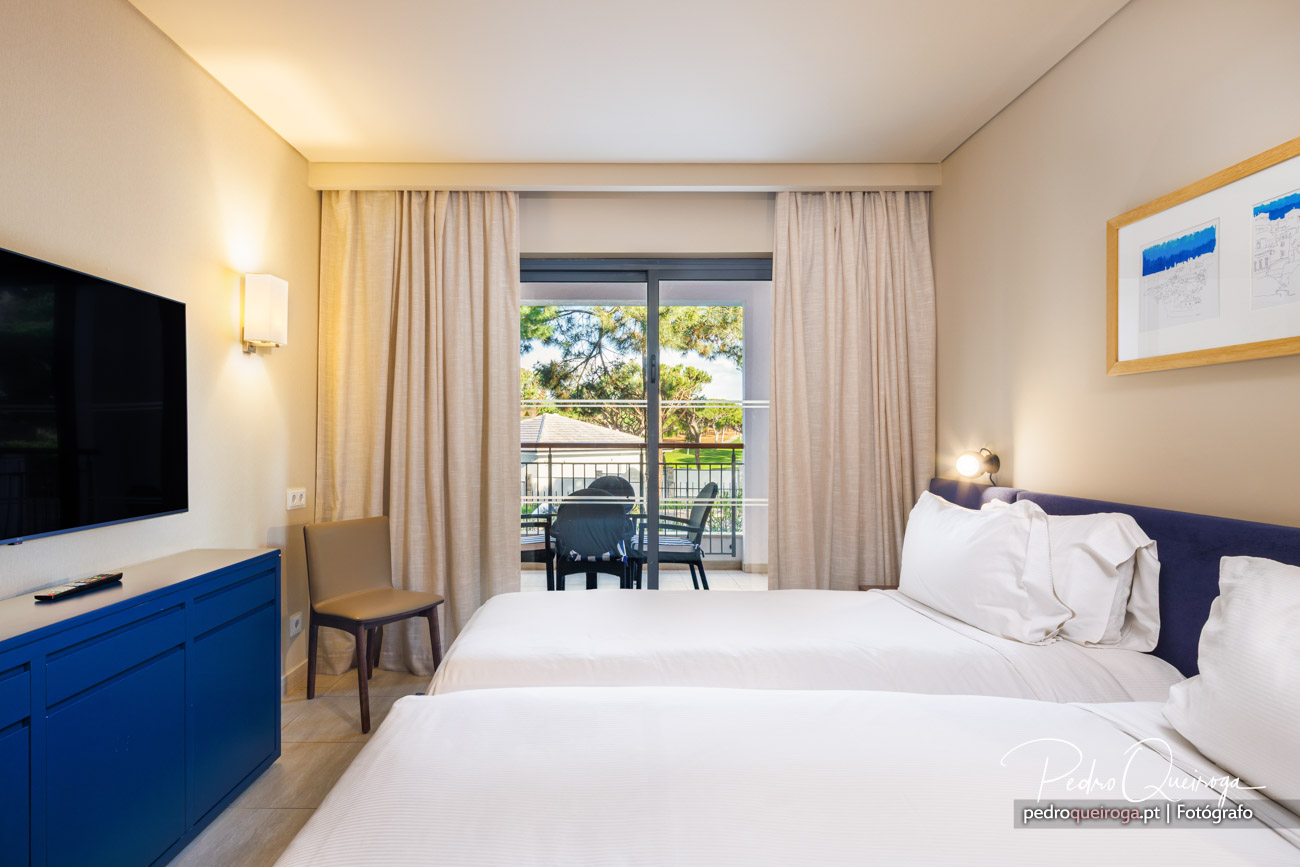 Quarto de hotel com camas separadas